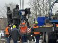 У Києві демонтували радянський пам'ятник "Таращанець"