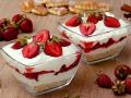 Три чудові рецепти десертів з полуниці без випікання: легкість, свіжість і насолода