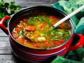 Гороховий суп із мисливськими ковбасками: класичний рецепт
