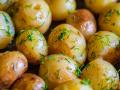 Як приготувати молоду картоплю з травами та часником, запечену в духовці