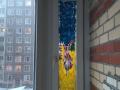 Петербуржці розмалювали вікно у синій і жовтий кольори: власник-путініст змусив їх вимити скло 