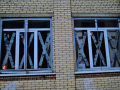 Як відмити клей від скотчу на вікні: дієві способи та що не треба робити
