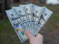 Українцям масово продають фальшиві долари: де краще не купувати валюту і як її перевірити