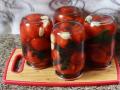 Консервовані помідори з базиліком і часником без стерилізації: смачний та легкий рецепт