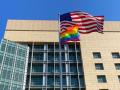 У Москві посольство США над площею фейкової "ДНР" підняло прапор ЛГБТ: фото