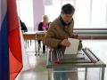 Обливають зеленкою, палять та підривають: росіяни масово паплюжать "виборчі" урни