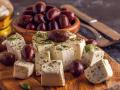Маринована бринза з маслинами: простий рецепт оригінальної закуски