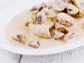 Куряче філе з шампіньйонами в вершковому соусі: рецепт розкішної гарячої страви