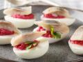 Яйця, фаршировані буряком і оселедцем: рецепт ефектної закуски
