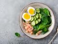 Салат із сьомгою яйцем та огірками: рецепт ефектної закуски