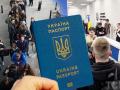 Українцям за кордоном знову почали видавати паспорти: хто в пріоритеті