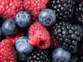 Літні суперфуди: яка користь малини, лохини та ожини, кому не можна їсти ці ягоди