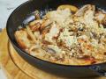 Жульєн із куркою та грибами на сковороді: швидкий рецепт улюбленої страви