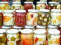 Де зберігати консервацію, якщо немає погреба та підвалу: найкращі місця у квартирі чи будинку