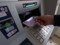 Скільки грошей українці знімають в банкоматах: суми в Україні та за кордоном