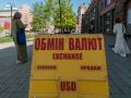Попит на готівкові долари та євро зріс: скільки ввезли в Україну