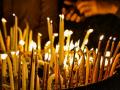 До чого падають чи гаснуть свічки у церкві: що про це кажуть народні прикмети