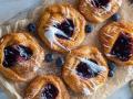 Данські булочки з чорницею та сирним кремом: рецепт неймовірної випічки