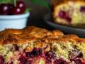 Шарлотка з вишнею: рецепт смачної випічки