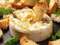 Запечений сир "Камамбер" з багетом: рецепт для гарної вечері