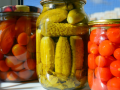 Домашні солоні помідори: закриватимете по 50 банок щороку — розлітаються на столі першими