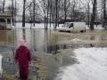 "Сегодня только вплавь": в Киеве затопило Голосеево 