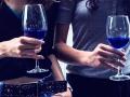 Во Франции набирает популярность голубое вино