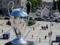 В Киеве установили гигантский кубок Лиги чемпионов 