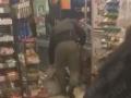 Охранники супермаркета жестоко избили покупателей – СМИ