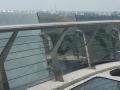В Киеве на "мосту Кличко" треснуло боковое стекло 