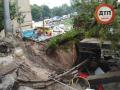 Обрушение путепровода в Киеве: перекрыта часть улицы 