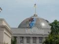 В Киеве начали разбирать купол Верховной Рады 