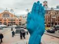 В Киеве демонтировали гигантскую синюю руку 