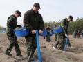 Лукашенко объявил субботник и сажает деревья 