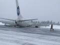 Пассажирский самолет совершил жесткую посадку в России 