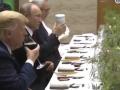 Что в кружке?: Путин пришел на официальный ужин со своей термокружкой 