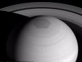 Астрономы высчитали толщину огромного пятна на Сатурне 
