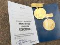 В Севастополе всем проголосовавшим дают "медали" 