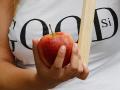 Американку оштрафовали на $500 из-за бесплатного яблока 