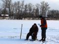 Украинцев просят не ходить на тонкий лед и не пить на зимней рыбалке 
