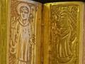 Британка обнаружила металлоискателем на ферме средневековую золотую Библию
