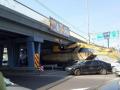 В Киеве на Левобережной грузовик с экскаватором зацепил путепровод 