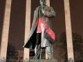 Во Львове ночью осквернили памятник Бандере