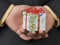 ТОП-чиновники теперь могут принимать дорогие подарки и "благодарить" за них - НАПК