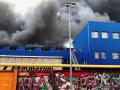 Спасатели уже почти сутки тушат пожар на складах в Киеве