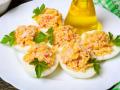 Яйця, фаршировані крабовими паличками та сиром: рецепт святкової закуски