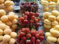 Ціни на літні фрукти можуть різко злетіти: що буде з абрикосами та персиками
