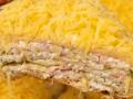 Вафельний торт із крабовими паличками та плавленим сиром — як приготувати смачне закушування