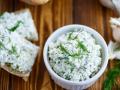 Сирне намащення із зеленню і часником: рецепт закуски, на приготування якої потрібно всього 10 хвилин