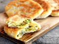 Як приготувати ліниві сирні пиріжки з яйцем, зеленню і сиром